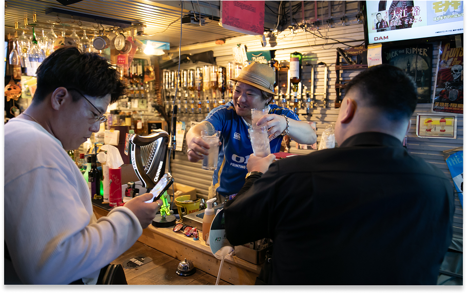 談笑するお客さんと店長