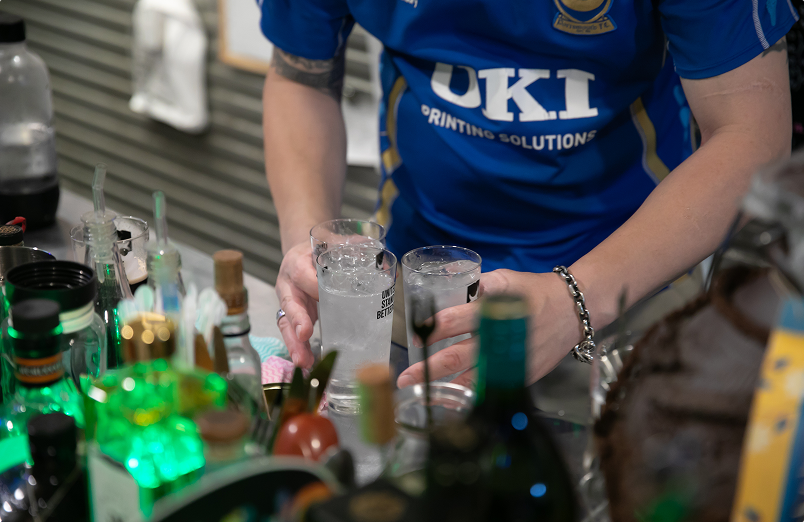 グラスにお酒を注ぐバーテンダーの手元