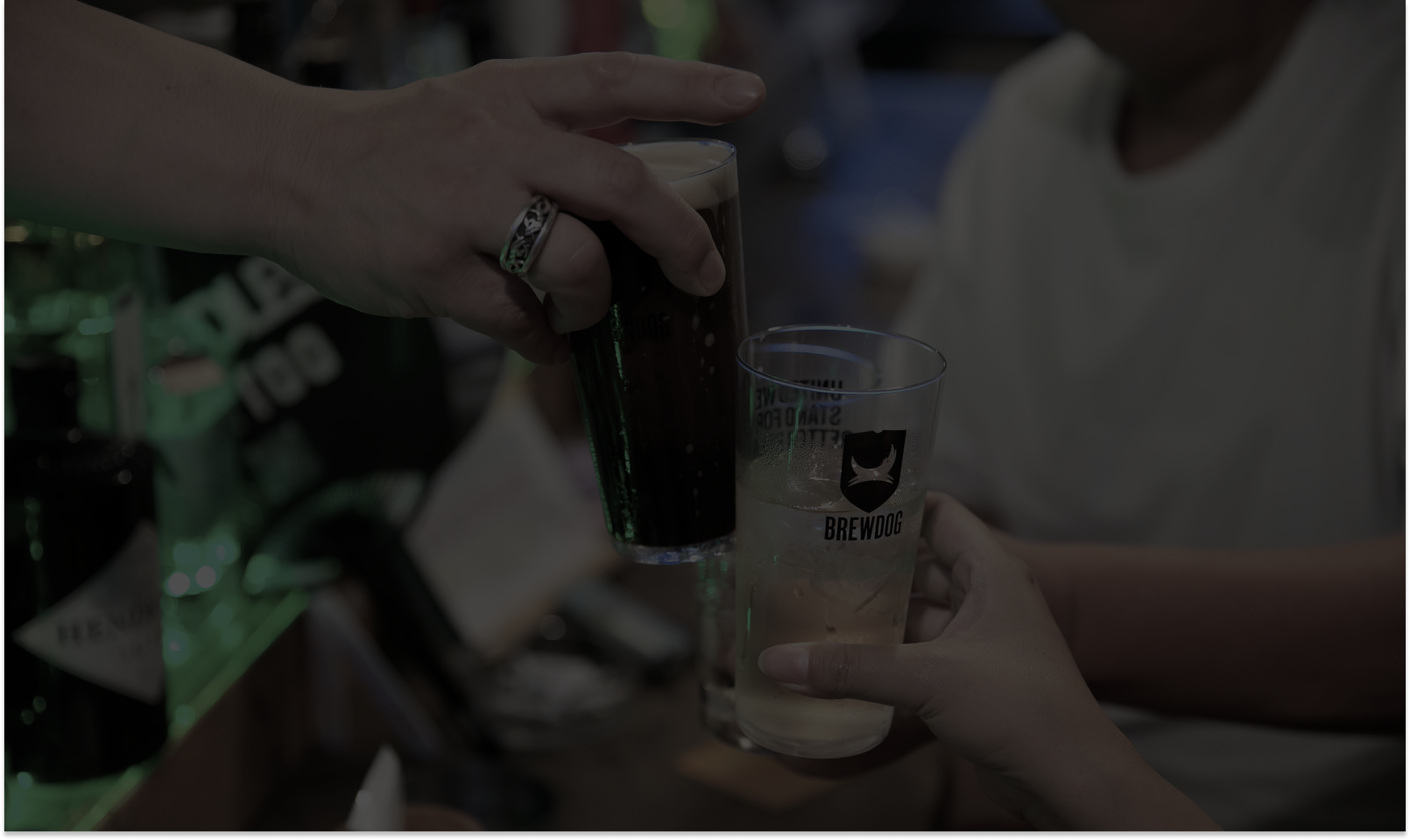 カウンターでお客さんにお酒を提供する店内の様子