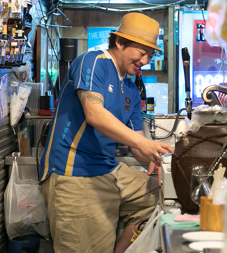 カウンターでお酒を作る店長